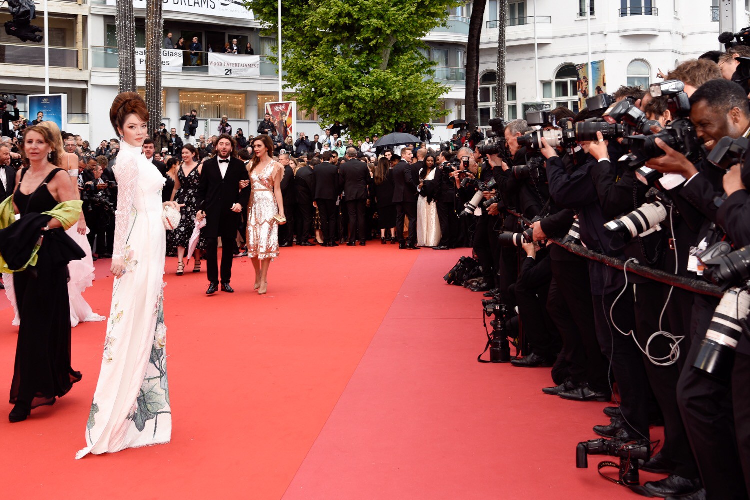 LHP Cannes 2018: Lý Nhã Kỳ mang áo dài Việt Nam lên thảm đỏ Cannes ngày thứ 7 LHP Cannes 2018: Lý Nhã Kỳ mang áo dài Việt Nam lên thảm đỏ Cannes ngày thứ 7